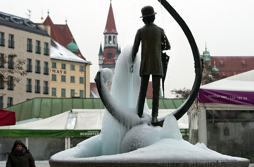 Auch 2012 hatte der Winter München, und somit den Karl-Valentin-Brunnen am Viktualienmarkt, fest im Griff. Wird's 2015 ähnlich frostig?