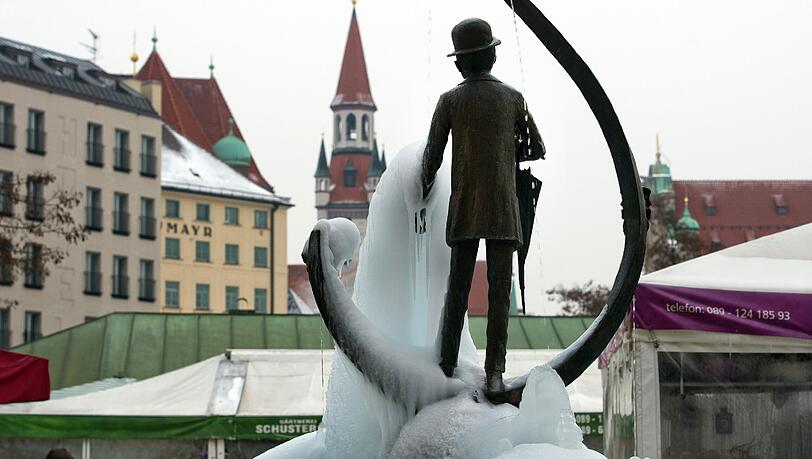 Auch 2012 hatte der Winter München, und somit den Karl-Valentin-Brunnen am Viktualienmarkt, fest im Griff. Wird's 2015 ähnlich frostig? Auch 2012 hatte der Winter München, und somit den Karl-Valentin-Brunnen am Viktualienmarkt, fest im Griff. Wird's 2015 ähnlich frostig?