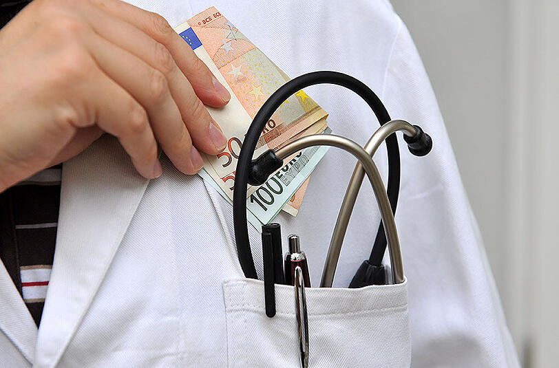 In besonders schweren Fällen von Bestechung oder Bestechlichkeit drohen Ärzten, Apothekern, Physiotherapeuten oder Pflegekräften künftig fünf Jahre Haft. (Symbolbild)