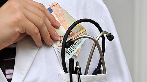 In besonders schweren Fällen von Bestechung oder Bestechlichkeit drohen Ärzten, Apothekern, Physiotherapeuten oder Pflegekräften künftig fünf Jahre Haft. (Symbolbild)