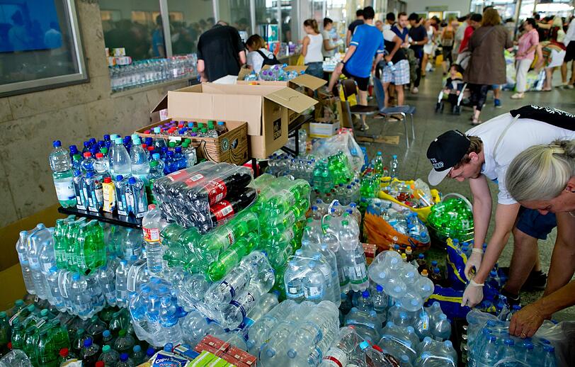 Die Münchner spendeten so viel Wasser und Essen, dass die Polizei am Mittag via Twitter um einen Spenden-Stopp bitten musste.