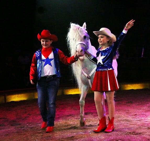 Shirin und Alexis mit Pony Lucerito