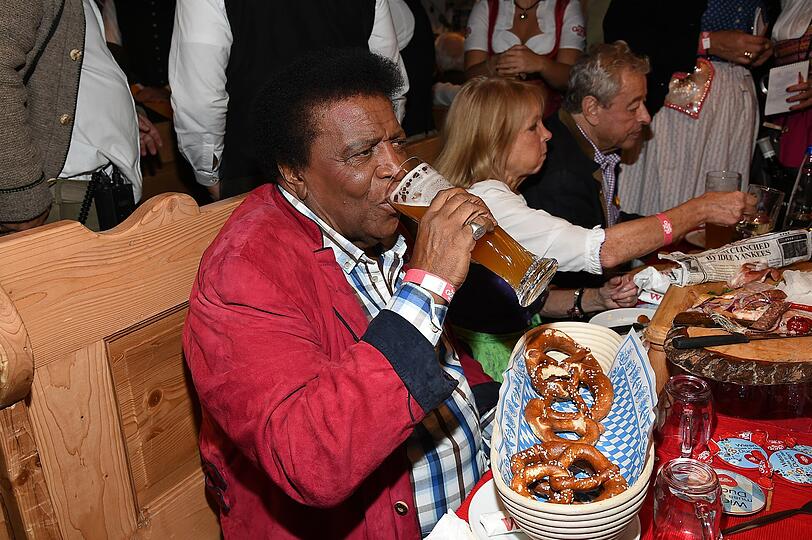 Radio Gong Wiesn: Roberto Blanco genießt Brotzeit und sein Weißbier