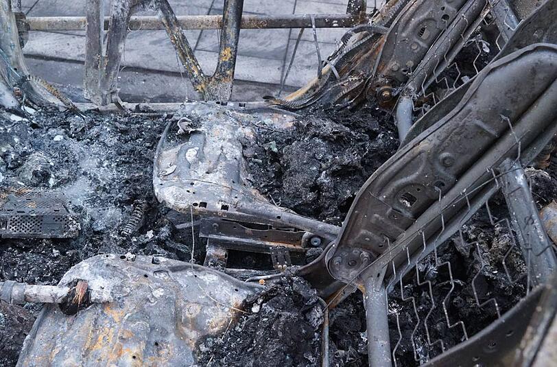 Was vom Feuer übrig blieb: In Neuhausen brannten drei Autos vollkommen aus.
