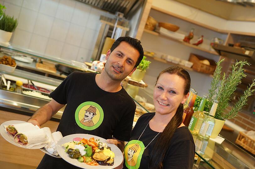 Ahmed und Angi servieren den Haishausern vegane Döner. Foto: Daniel von Loeper