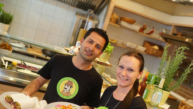 Ahmed und Angi servieren den Haishausern vegane Döner. Foto: Daniel von Loeper Ahmed und Angi servieren den Haishausern vegane Döner. Foto: Daniel von Loeper