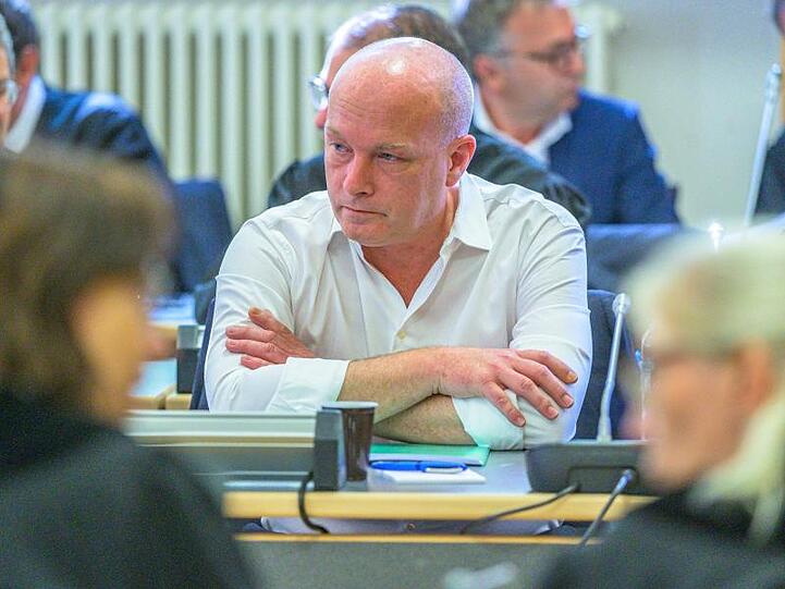 Der angeklagte suspendierte Regensburger Oberbürgermeister Joachim Wolbergs sitzt im Saal im Landgericht. Foto: Armin Weigel/Archiv