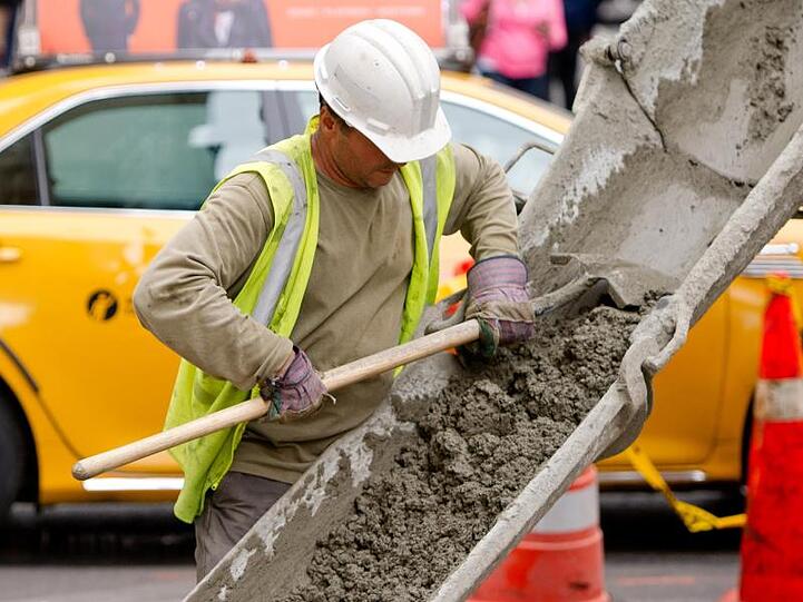 Bauarbeiter in New York: In den USA ist die Arbeitslosigkeit im Dezember erstmals seit einem halben Jahr wieder gestiegen.