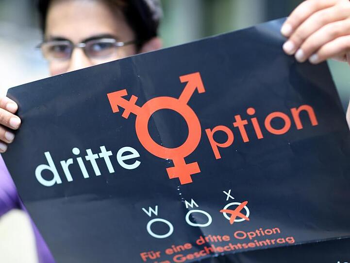 Die intersexuelle Vanja steht mit einem Plakat für eine dritte Option. Der neue Geschlechtseintrag ist in deutschen Großstädten bislang wenig nachgefragt.