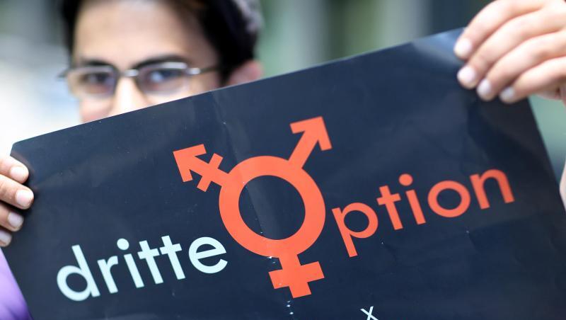 Die intersexuelle Vanja steht mit einem Plakat für eine dritte Option. Der neue Geschlechtseintrag ist in deutschen Großstädten bislang wenig nachgefragt. Die intersexuelle Vanja steht mit einem Plakat für eine dritte Option. Der neue Geschlechtseintrag ist in deutschen Großstädten bislang wenig nachgefragt.