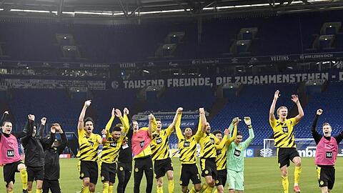 Die Dortmunder Spieler feierten nach dem Derby-Sieg.