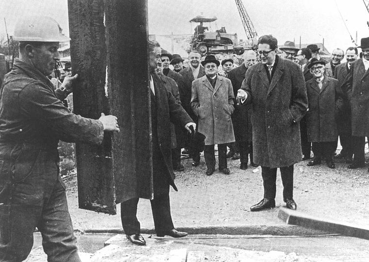 Der Startschuss für den U-Bahnbau: Ministerpräsident Alfons Goppel (M.) und Münchens OB Hans-Jochen Vogel (r.) setzen am 1. Februar 1965 den ersten Stahlträger an der Ungererstraße ein.