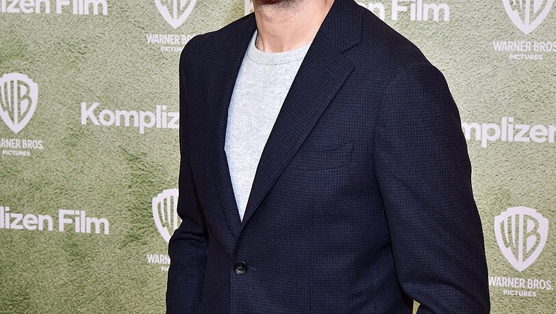 Simon Verhoeven muss bei der M&uuml;nchen-Premiere seines neuen Films auf die Unterst&uuml;tzung seiner Mutter Senta Berger verzichten.