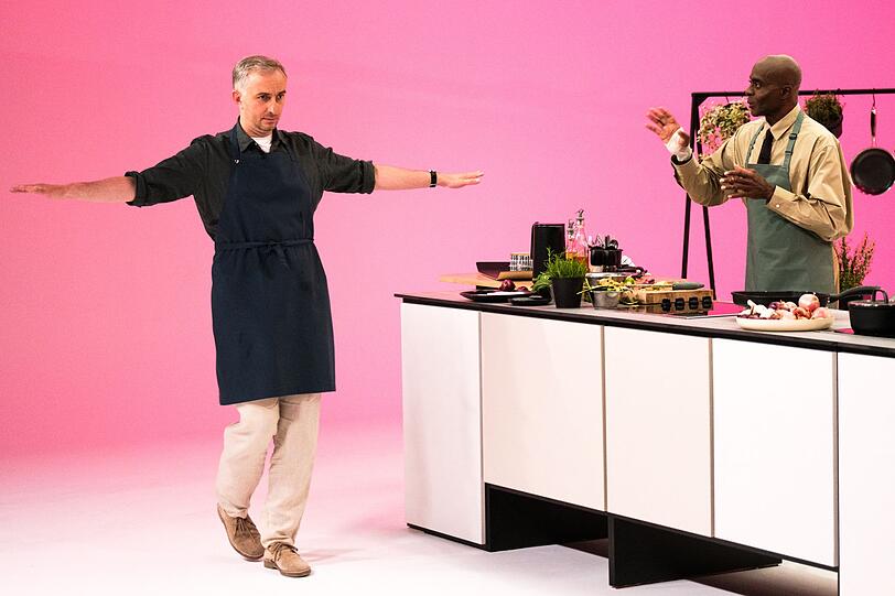"Nein, nein, nein!" Von Jan Böhmermanns Catwalk-Versuchen war Bruce Darnell (rechts) nicht wirklich angetan. "Nein, nein, nein!" Von Jan Böhmermanns Catwalk-Versuchen war Bruce Darnell (rechts) nicht wirklich angetan.