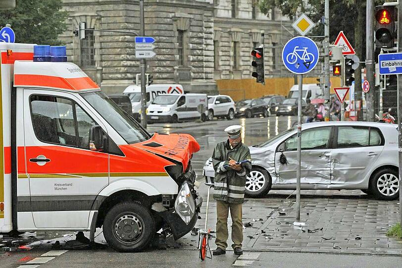 Am Stachus rammt ein Rettungswagen einen VW, der durch die Wucht des Aufpralls auf eine Fußgängerinsel geschleudert wird. Drei Personen werden verletzt.