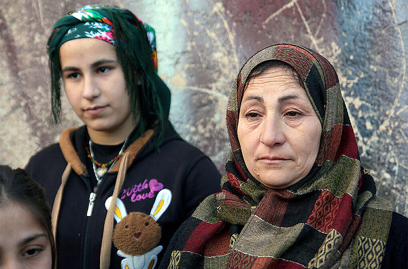Adla Hasso (r.) sieht mit Schrecken auf ihre zerstörte Stadt Kobane.