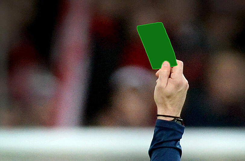 Ein ungewohntes Bild: Die italienische zweite Liga will die grüne Fairness-Karte einführen.