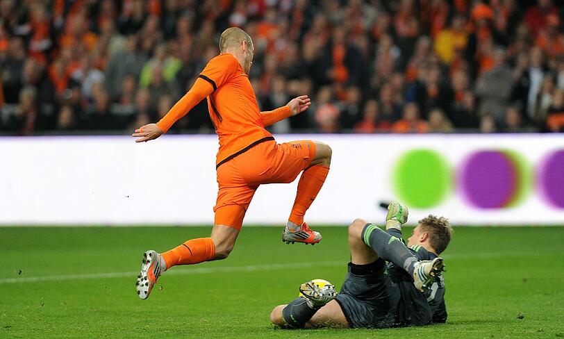 Kaum wieder fit, erlitt er mitte November beim Freundschaftsspiel zwischen Holland und Deutschland einen Muskelfaserriss.