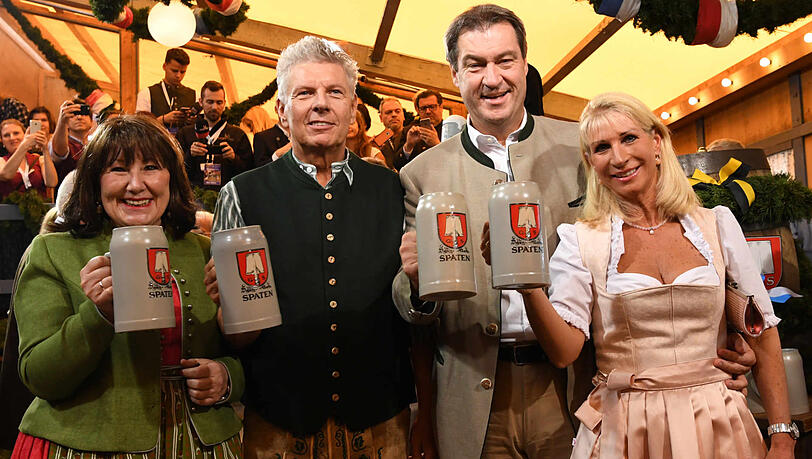 Wiesn-Anstich 2019: Oberbürgermeister Dieter Reiter mit Frau Petra (l.) sowie Ministerpräsident Markus Söder mit seiner Frau Karin Baumüller. Wiesn-Anstich 2019: Oberbürgermeister Dieter Reiter mit Frau Petra (l.) sowie Ministerpräsident Markus Söder mit seiner Frau Karin Baumüller.