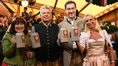Wiesn-Anstich 2019: Oberbürgermeister Dieter Reiter mit Frau Petra (l.) sowie Ministerpräsident Markus Söder mit seiner Frau Karin Baumüller.