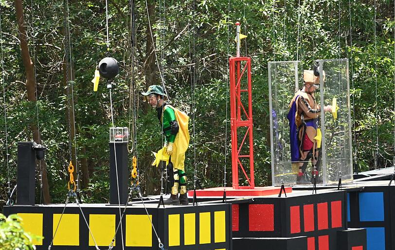 Dschungelprüfung "Höhenfluch". Markus Reinecke (l.) und Sven Ottke begeben sich auf den Parcours: Anfangs bereiten ihnen die festgeknoteten, halben Sterne noch Probleme, doch dann zeigen die Zwei, welche Superkräfte in ihnen schlummern.