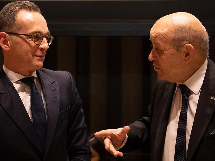 Heiko Maas unterhält sich im Saal des Sicherheitsrates der UN mit Jean-Yves Le Drian, französischer Außenminister. Gemeinsam wollen die beiden den neuen ukrainischen Präsidenten Wolodymyr Selenskyj treffen.