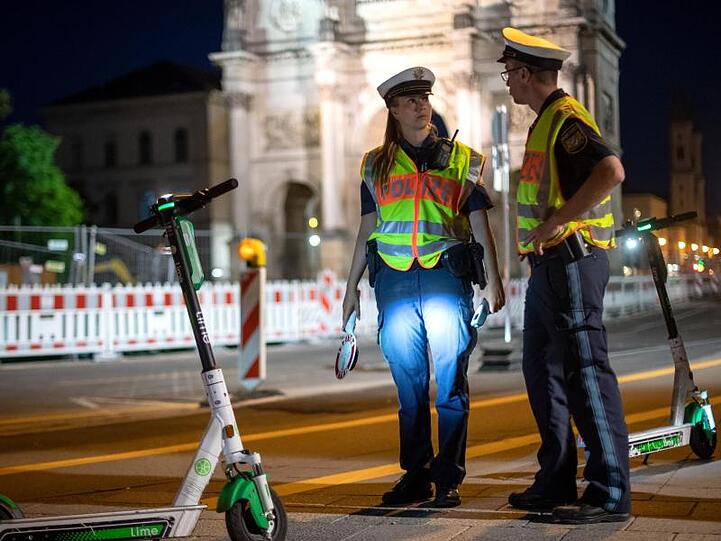 Polizisten bei einer E-Tretroller-Kontrolle in München.