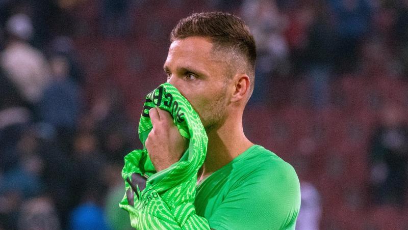 Augsburgs Torwart Rafal Gikiewicz zeigt sich nach Spielende enttäuscht über die Punkteteilung.