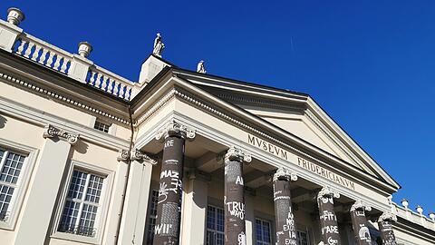 "From Virus to Virussia", also "Vom Virus zu Virussland" - der rumänische Künstler Dan Perjovschi hat die Säulen vor dem Fridericianum mit frechen Sprächen, Buchstaben, Strichmännchen, Friedenssymbolen und kleinen Zeichnungen gestaltet.