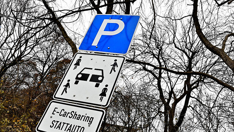Wie hier für den Anbieter Stattauto sollen viele Parkplätze in der Stadt künftig für Carsharing reserviert sein. (Archivbild)