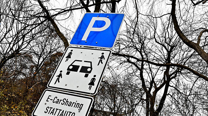 Wie hier für den Anbieter Stattauto sollen viele Parkplätze in der Stadt künftig für Carsharing reserviert sein. (Archivbild)