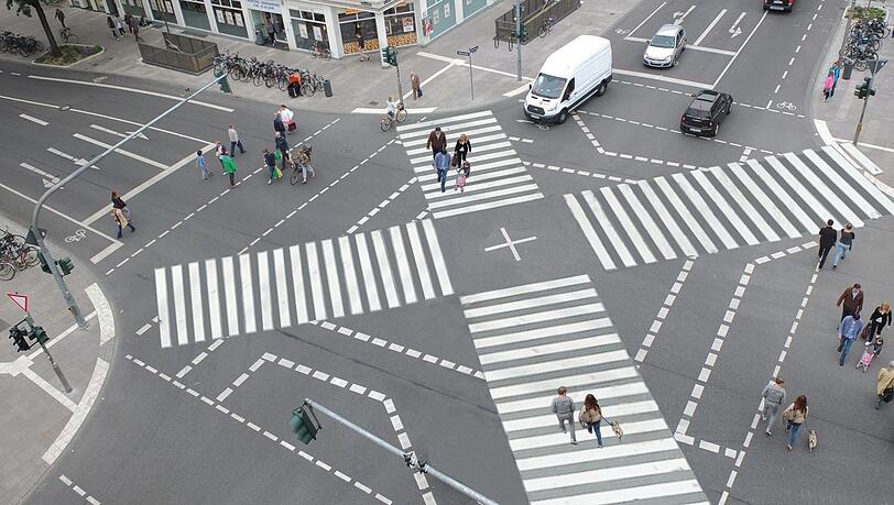 In Hamburg an der Osterstraße wollte die SPD eine Kreuzung nach japanischem Vorbild einführen. In Hamburg an der Osterstraße wollte die SPD eine Kreuzung nach japanischem Vorbild einführen.