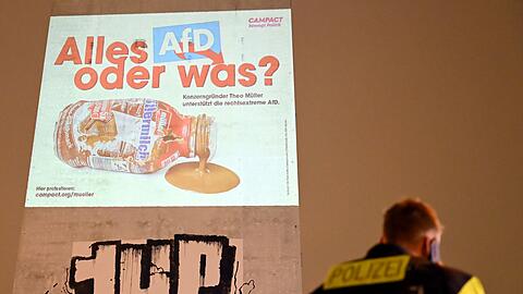 Der Verein Campact demonstriert bundesweit gegen die N&auml;he des Molkerei-Unternehmers Theo M&uuml;ller zu AfD-Chefin Alice Weidel.