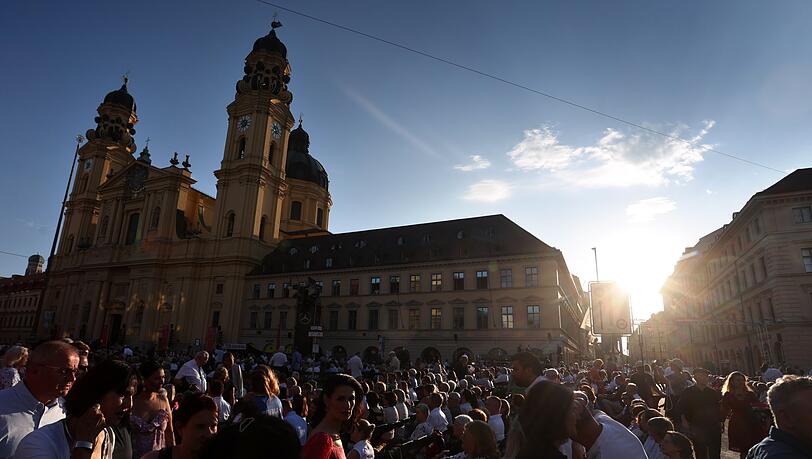 Tausende Zuschauer kommen jedes Jahr zu "Klassik am Odeonsplatz" (Archivbild) Tausende Zuschauer kommen jedes Jahr zu "Klassik am Odeonsplatz" (Archivbild)