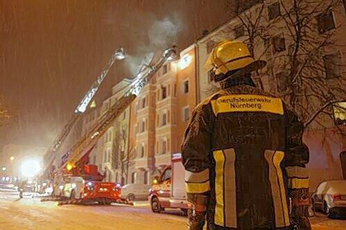 Mit Drehleitern holte die Feuerwehr elf Bewohner des Anwesens in der Pillenreuther Straße 70 aus dem brennenden Haus.