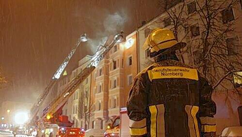 Mit Drehleitern holte die Feuerwehr elf Bewohner des Anwesens in der Pillenreuther Straße 70 aus dem brennenden Haus. Mit Drehleitern holte die Feuerwehr elf Bewohner des Anwesens in der Pillenreuther Straße 70 aus dem brennenden Haus.
