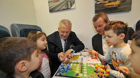 Sogar Bahnchef Rüdiger Gruber (l.) und OB Ulrich Maly (r.) spielen mit!