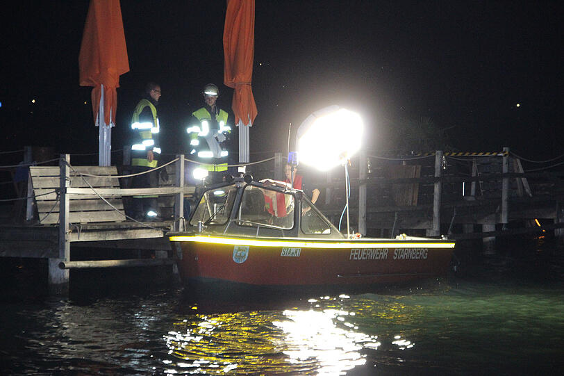Mit Booten suchen Helfer nachts nach dem vermissten Schwimmer im Starnberger See.