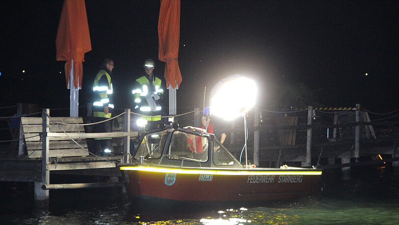 Mit Booten suchen Helfer nachts nach dem vermissten Schwimmer im Starnberger See.