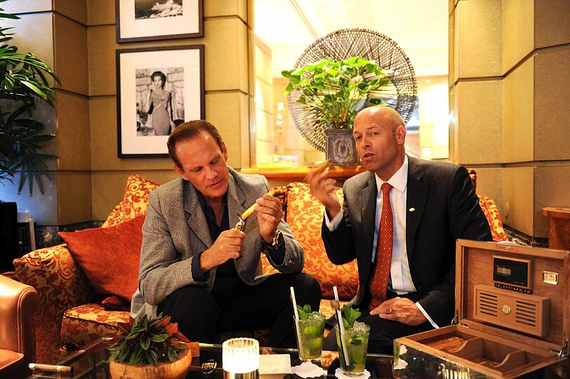 ...der Direktor des Hotels Mandarin Oriental Lars Wagner, hier mit Daniel Marshall,...