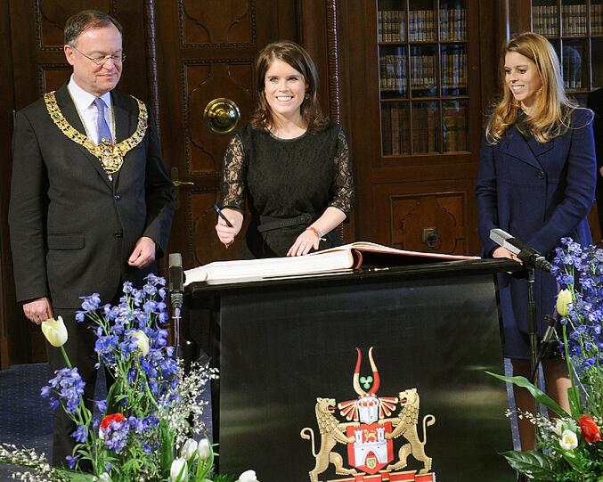 Die Enkelinnen der Queen in Hannover: Die britischen Prinzessinnen Eugenie (M ) und Beatrice (l) sind am Freitag gekommen, um an der Einweihung des wiederaufgebauten Schlosses Herrenhausen teilzunehmen.
