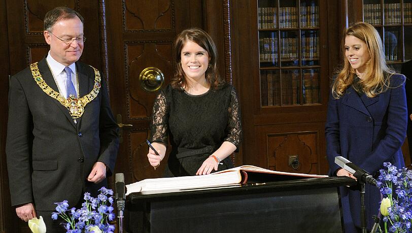 Die Enkelinnen der Queen in Hannover: Die britischen Prinzessinnen Eugenie (M ) und Beatrice (l) sind am Freitag gekommen, um an der Einweihung des wiederaufgebauten Schlosses Herrenhausen teilzunehmen. Die Enkelinnen der Queen in Hannover: Die britischen Prinzessinnen Eugenie (M ) und Beatrice (l) sind am Freitag gekommen, um an der Einweihung des wiederaufgebauten Schlosses Herrenhausen teilzunehmen.
