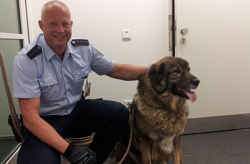 Christian Köglmeier von der Bundespolizei mit dem Findelhund vom Münchner Flughafen.