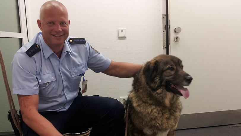 Christian Köglmeier von der Bundespolizei mit dem Findelhund vom Münchner Flughafen. Christian Köglmeier von der Bundespolizei mit dem Findelhund vom Münchner Flughafen.