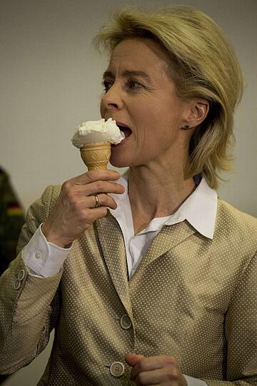 Verteidigungsministerin Ursula von der Leyen (CDU): Die Verteidigungsministerin &ndash; hier mit Ziegenmilcheis gestern bei der Truppe in der Türkei &ndash; ist eins der Schwergewichte unter den schwarzen Ministern (Beliebtheit 47 Prozent). In ihrem neuen Aufgabengebiet tritt sie selbstbewusst und zackig auf: Führungsriege gefeuert, Familienfreundlichkeit verordnet. Ursula ist sehr ehrgeizig &ndash; und hat sich diesmal auch deswegen für besonders herausfordernde Aufgaben entschieden.