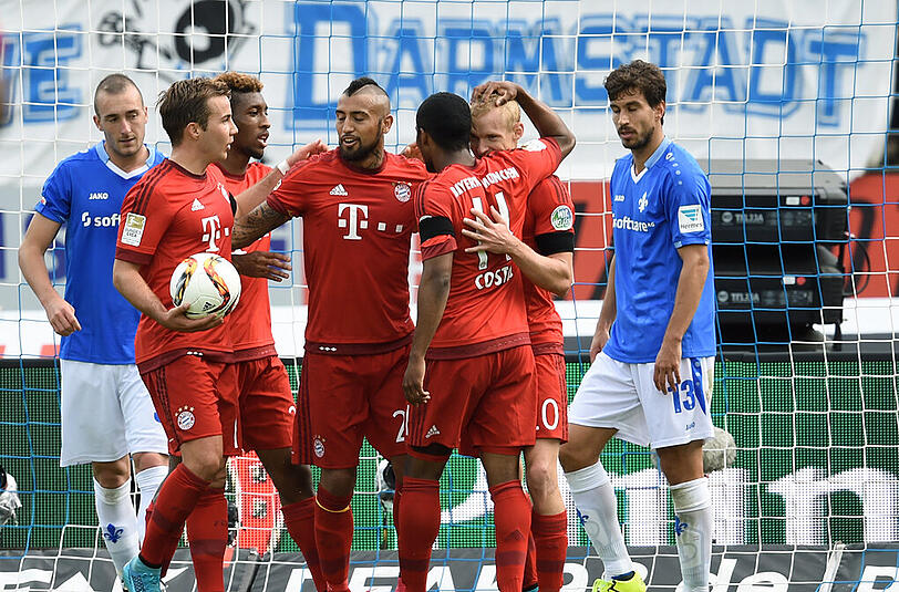 Die Münchner Mario Götze (l-r), Kingsley Coman, Arturo Vidal, Douglas Costa und Torschütze Sebastian Rode jubeln nach dem Tor zum 3:0 im Spiel gegen Darmstadt. Gegen Bremen werden die Bayern auf Götze, Coman, Vidal und auch Rode verzichten müssen.