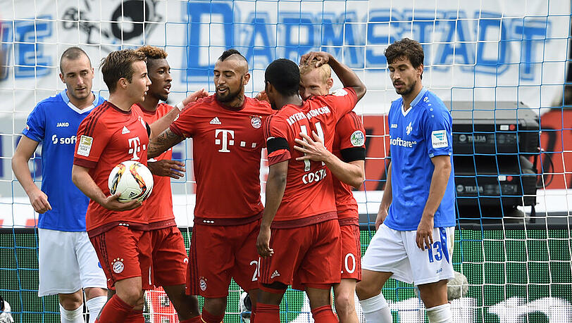 Die Münchner Mario Götze (l-r), Kingsley Coman, Arturo Vidal, Douglas Costa und Torschütze Sebastian Rode jubeln nach dem Tor zum 3:0 im Spiel gegen Darmstadt. Gegen Bremen werden die Bayern auf Götze, Coman, Vidal und auch Rode verzichten müssen.