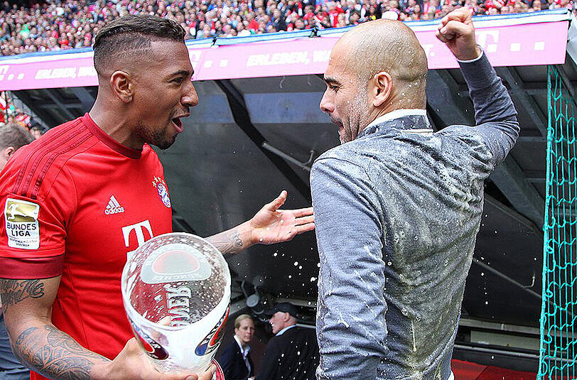 Der Titel 2015: Jerome Boateng (links) verpasst Pep Guardiola die obligatorische Weißbierdusche...