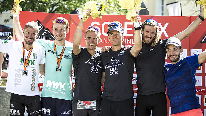 Markus Mingo (3.v.r.) mit seinem Laufpartner Hannes Namberger bei der Siegerehrung des Transalpine Runs.