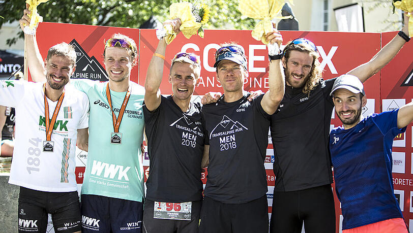 Markus Mingo (3.v.r.) mit seinem Laufpartner Hannes Namberger bei der Siegerehrung des Transalpine Runs. Markus Mingo (3.v.r.) mit seinem Laufpartner Hannes Namberger bei der Siegerehrung des Transalpine Runs.